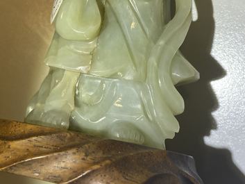 Un pot &agrave; pinceaux et une figure de Guanyin en jade sculpt&eacute;, Chine, Qing